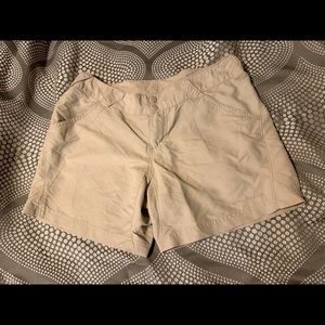 Womens M Columbia shorts